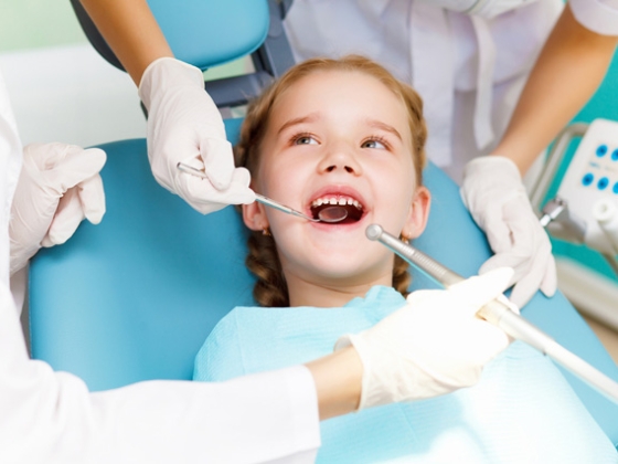 tầm quan trọng của việc đưa bé đi khám định kỳ sức khỏe răng miệng